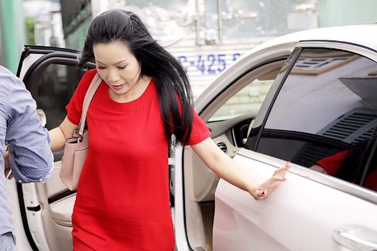 Á hậu Trịnh Kim Chi tự lái xe 5 tỉ đi làm giám khảo