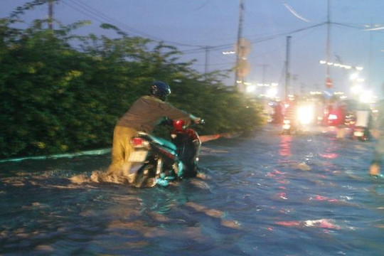 TP.HCM: Ngập nước, kẹt xe trên nhiều tuyến đường