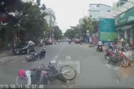 Va chạm xe máy, cô gái suýt mất mạng vì ngã trước đầu ô tô