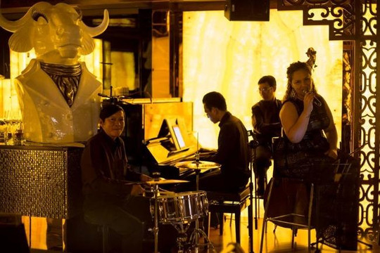 Nghe nhạc jazz ở khách sạn Reverie Saigon