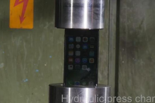 Thí nghiệm cán iPhone 7 bằng máy ép thủy lực