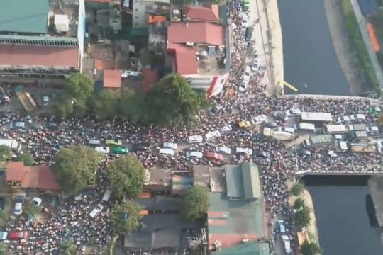 Hàng nghìn người chen chúc trên đường vì kẹt xe ở Hà Nội