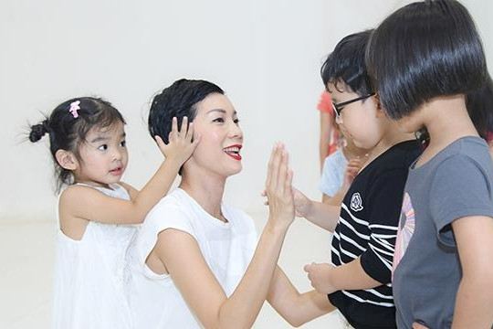 Xuân Lan đưa con gái 2 tuổi tham gia 'Tuần lễ thời trang thiếu nhi Việt Nam'