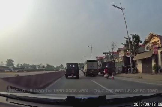 Điều khiển xe máy thiếu quan sát, hai cô gái tông vào xe tải