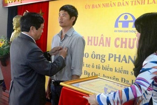 Chủ tịch nước tặng Huân chương Dũng cảm cho tài xế Phan Văn Bắc