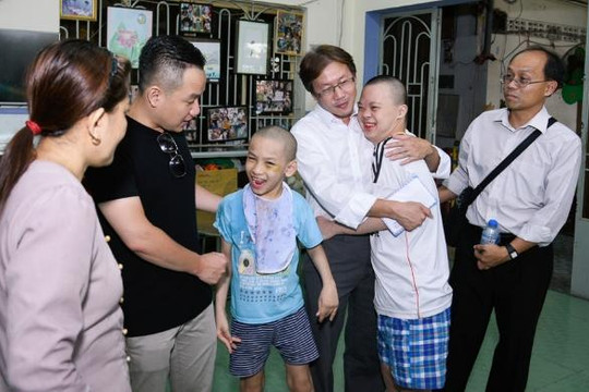 Anh ruột ca sĩ Minh Thuận dùng tiền phúng điếu làm từ thiện 