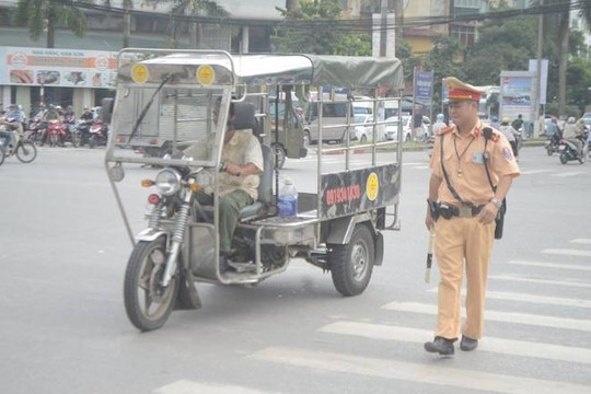 Xe chở cồng kềnh ở Hà Nội, có xe giả danh thương binh