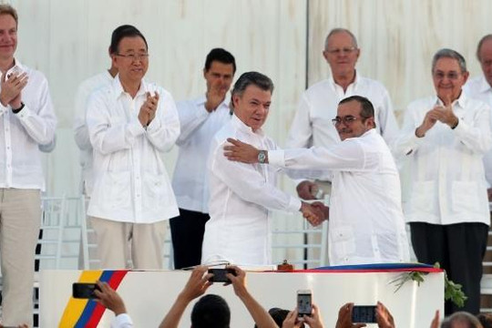 Màu trắng hòa bình trong lễ ký hiệp định hòa bình Colombia
