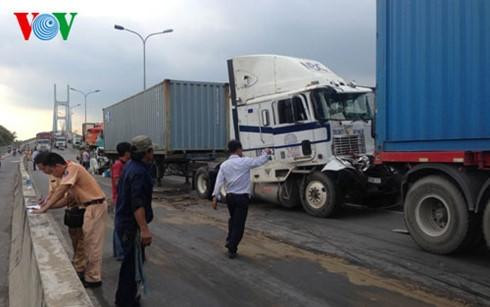 5 xe tải húc nhau tại chân cầu Phú Mỹ, 1 tài xế chết tại chỗ