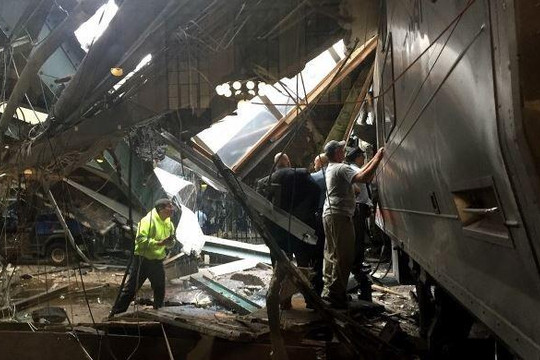 Mỹ: Tàu điện tông vào nhà ga, ít nhất 1 người thiệt mạng