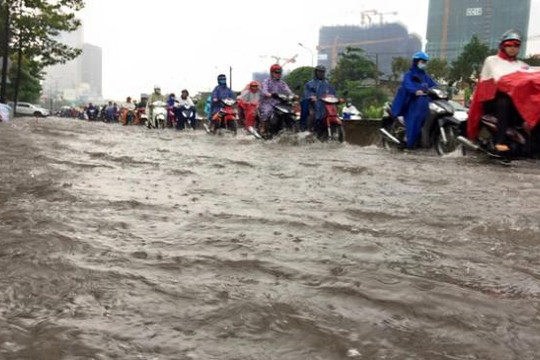 Sài Gòn mưa tầm tã sáng nay, người người khốn khổ lội nước