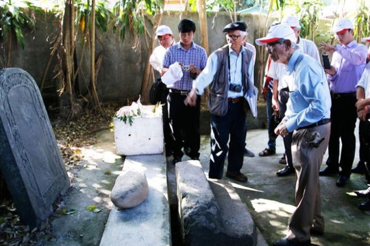Thăm dò dấu vết lăng mộ vua Quang Trung