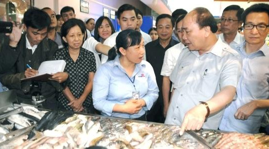 Thủ tướng Nguyễn Xuân Phúc đi siêu thị, trực tiếp kiểm tra thực phẩm 
