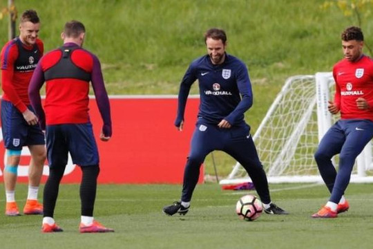 Gareth Southgate sẽ cho Wayne Rooney ngồi dự bị khi gặp Slovenia?