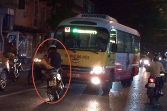 Thanh niên chặn đầu xe buýt chạy lấn tuyến ở Hà Nội gây xôn xao