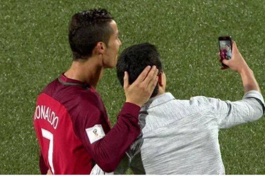 Ronaldo chụp tự sướng với fan trong trận Bồ Đào Nha hủy diệt Đảo Faroe