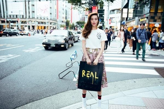 Hồ Ngọc Hà diện trang phục street style cực chất trên đường phố Nhật 