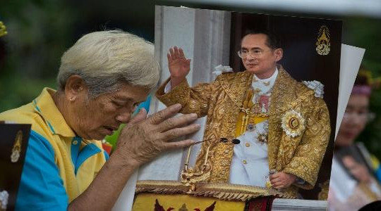 Người dân Thái Lan cầu nguyện cho nhà vua đang bệnh nặng