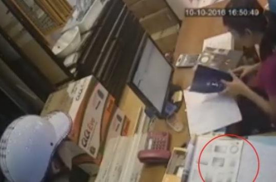 Thanh niên dùng tiểu xảo trộm điện thoại trước mặt nhân viên