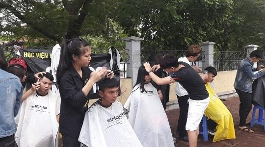 Cắt tóc miễn phí tại ‘salon ngoài trời’ hút khách quanh khu Cầu Giấy