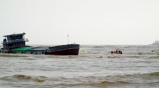 Quảng Bình: 18 người chết, 16 tàu bị chìm do mưa lũ