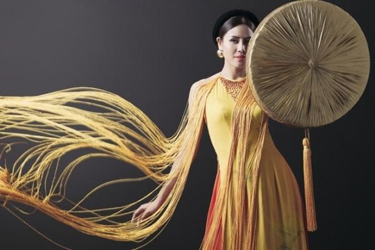 Nguyễn Thị Loan mang áo tứ thân đến cuộc thi sắc đẹp ở Mỹ