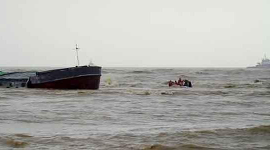 48 giờ của 4 thuyền viên bị lũ cuốn lênh đênh trên biển Quảng Bình