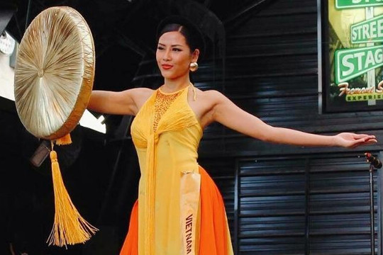 Nguyễn Loan tỏa sáng với áo tứ thân ở phần thi trang phục dân tộc