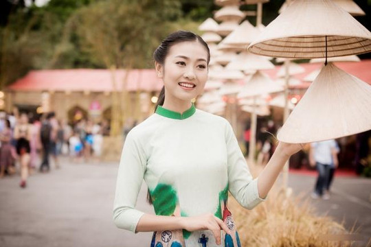 Bản sao 'Nguyễn Thị Huyền' trong trang phục áo dài do hoa hậu Ngọc Hân thiết kế