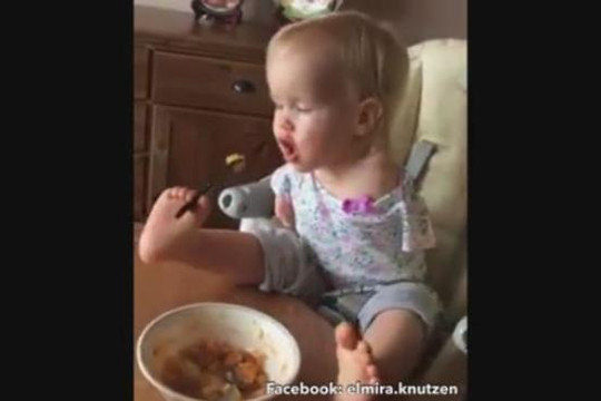 Clip em bé ăn bằng chân khiến hàng triệu người xúc động