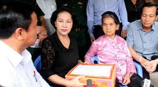 Chủ tịch Quốc hội Nguyễn Thị Kim Ngân vào thăm vùng lũ Hà Tĩnh