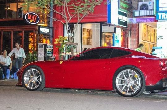 Ngắm siêu xe Ferrari F12 Berlinetta màu đỏ mới toanh của Cường Đô-la