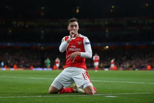 Fan Arsenal đòi đúc tượng Mesut Ozil