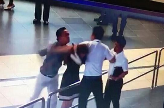 Thủ tướng chỉ đạo làm rõ việc 2 khách nam đánh nữ nhân viên sân bay Nội Bài
