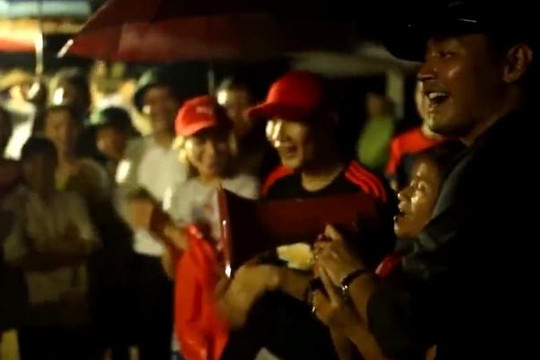 Phan Anh hát cùng người dân Hà Tĩnh trong mưa bão, nước mắt Tùng Sơn và thảm họa sóng thần