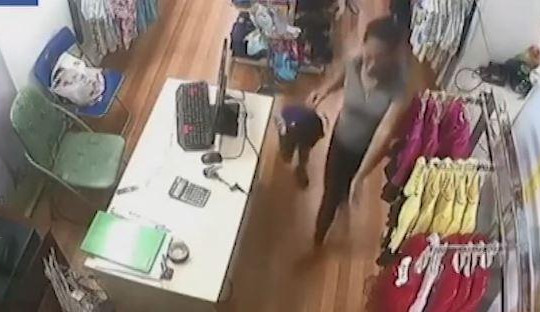 Người phụ nữ dàn cảnh để bé trai trộm tiền trong cửa hàng