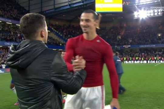 Ibrahimovic cười tươi khi thua Chelsea nhục nhã, Giggs và fan Man United sôi máu