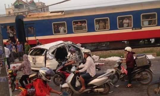 Hà Nội: Tai nạn tàu hỏa, ít nhất 7 người thương vong