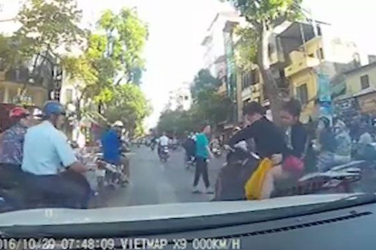 Thanh niên lái xe SH tạt đầu ô tô khiến bạn gái ngã xuống đường