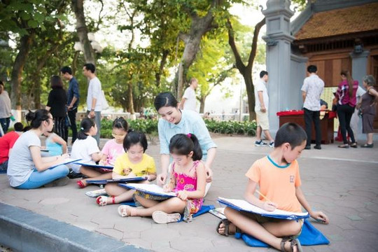 Hoa hậu Ngọc Hân, Á hậu Thanh Tú đi dạy vẽ cho trẻ em