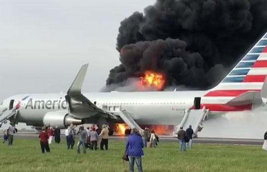 Máy bay American Airlines bốc cháy ngay trên đường băng