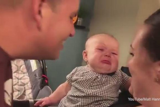 Em bé bật khóc mỗi khi bố mẹ hôn nhau