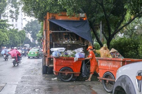  Tiềm ẩn nguy cơ tai nạn giao thông từ xe chở rác