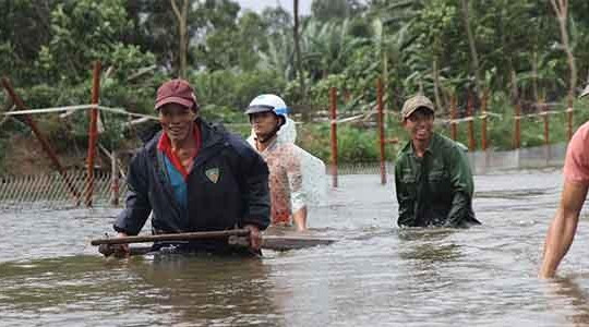 Hàng loạt thủy điện xả tràn, dân Quảng Nam cuống cuồng chạy lũ
