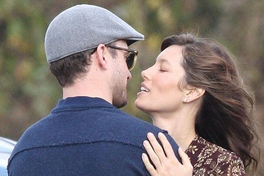 Justin Timberlake tình tứ với vợ trên trường quay