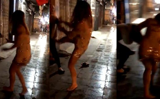 Clip hai gái xinh đánh nhau trên phố Hà Nội vì đăng ảnh hở hang