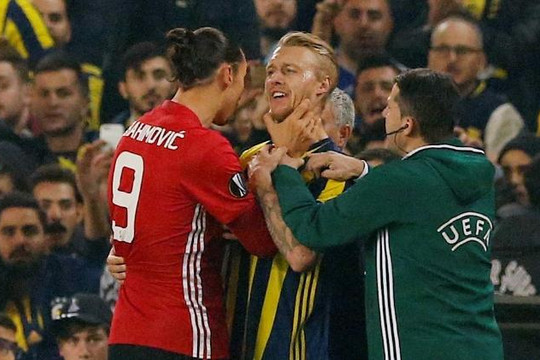 UEFA ra phán quyết vụ Ibrahimovic bóp cổ đối thủ sau trận thua Fenerbahce