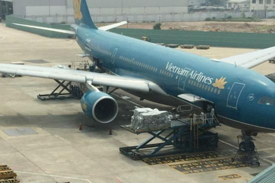 Bắt quả tang khách Trung Quốc lục lọi hành lý của người khác trên máy bay