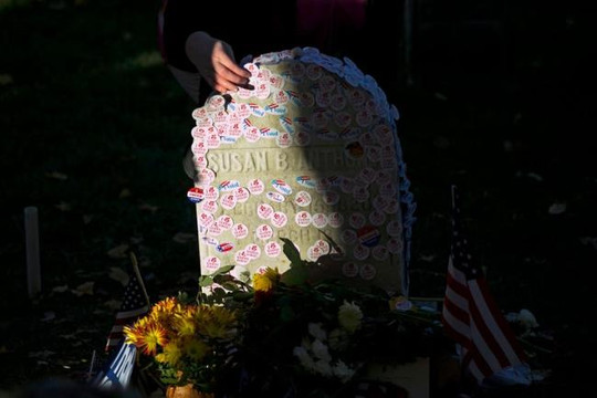 Người Mỹ viếng mộ nhà nữ quyền Susan B. Anthony