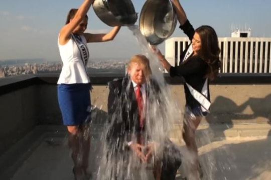 Clip ông Donald Trump bị 2 hoa hậu dội nước đá lên đầu, mua luôn 2 đứa bé vì bận